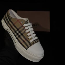 NEED GONE! Throw Offers!! 1:1 SHOES