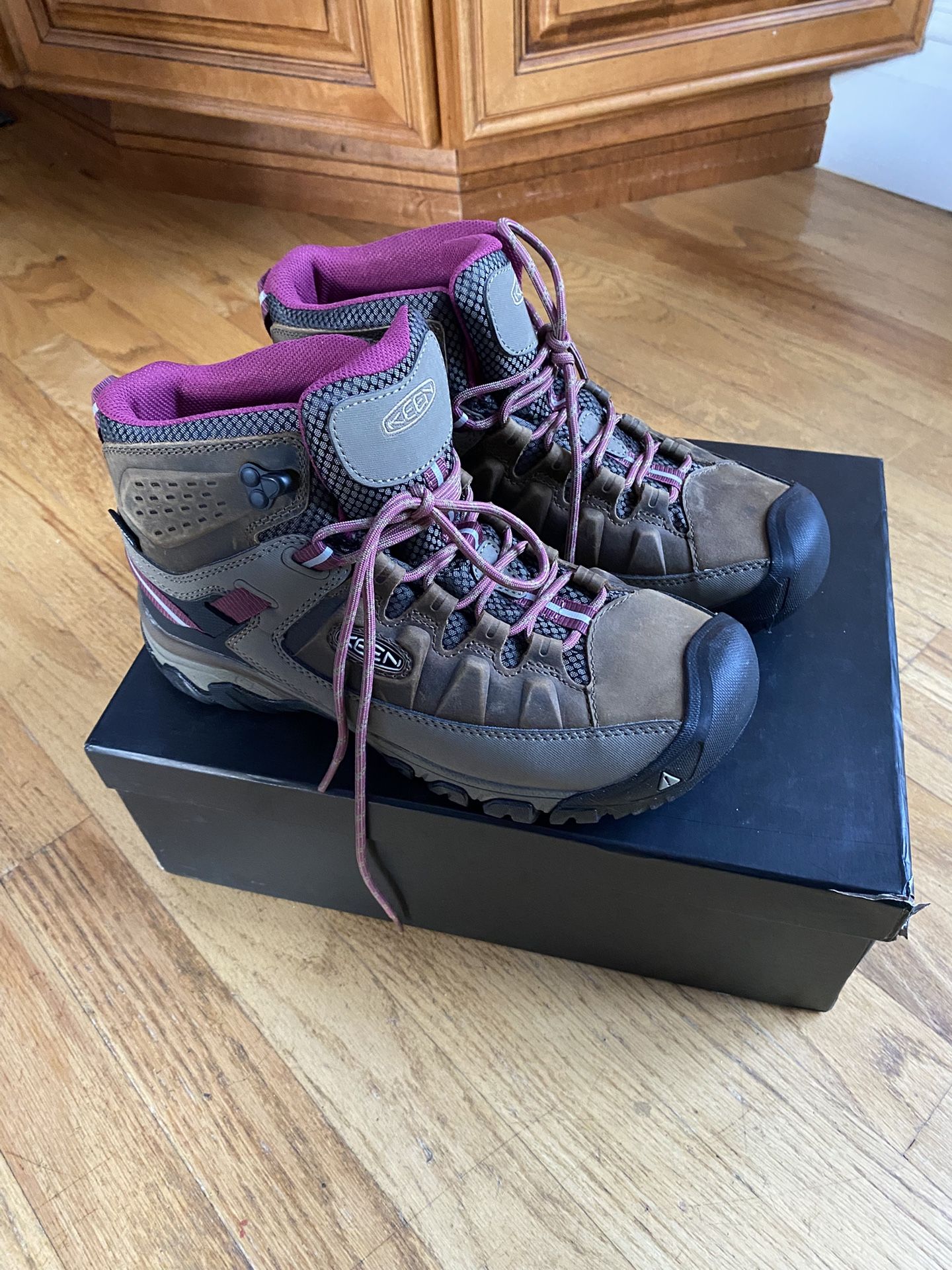 Keen Women Waterproof Insulating Boots 