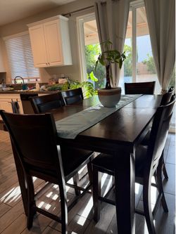 Extendable  Dinner table for  4 o 6