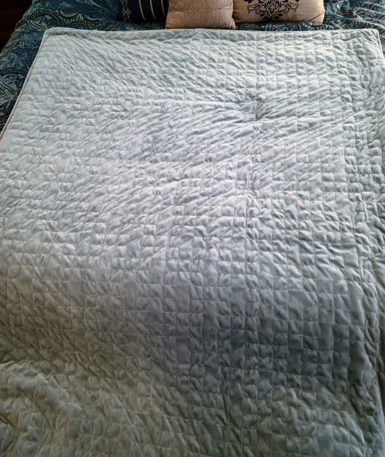 15 Pound Weighted Blanket, Almost 6x4 In Size, New W/O Tags