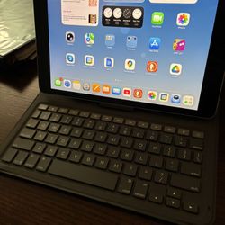 iPad 9 WiFi 64gb, ZAGG Keyboard And Stylus 
