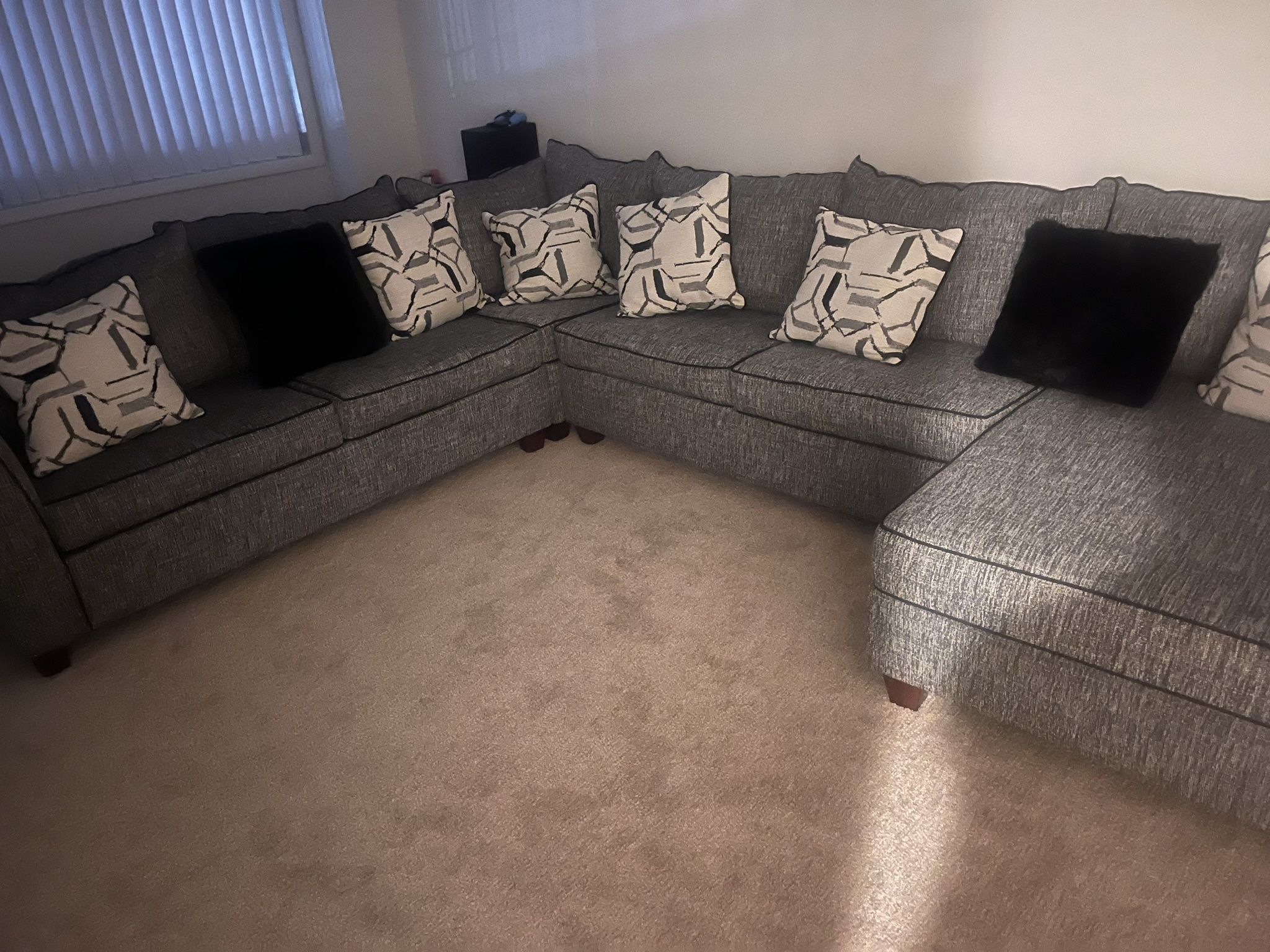 LIKE NEW✨Sectional Couch!!