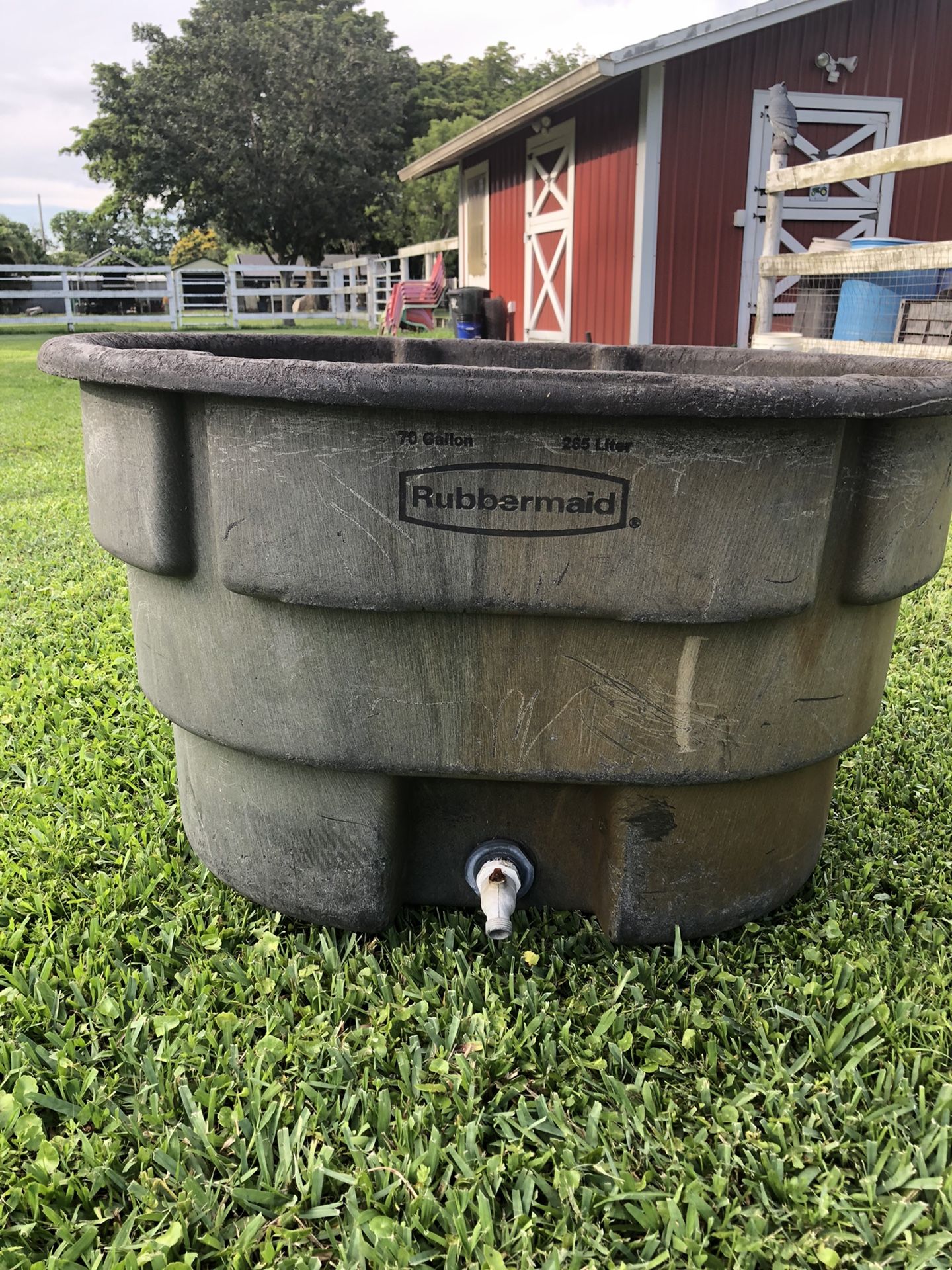 Rubbermaid 70 Gallon Horse/Stock Water Tank