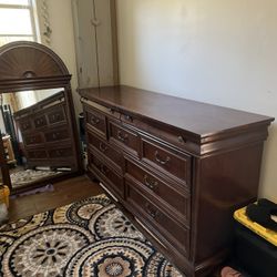 Dresser With Mirror 