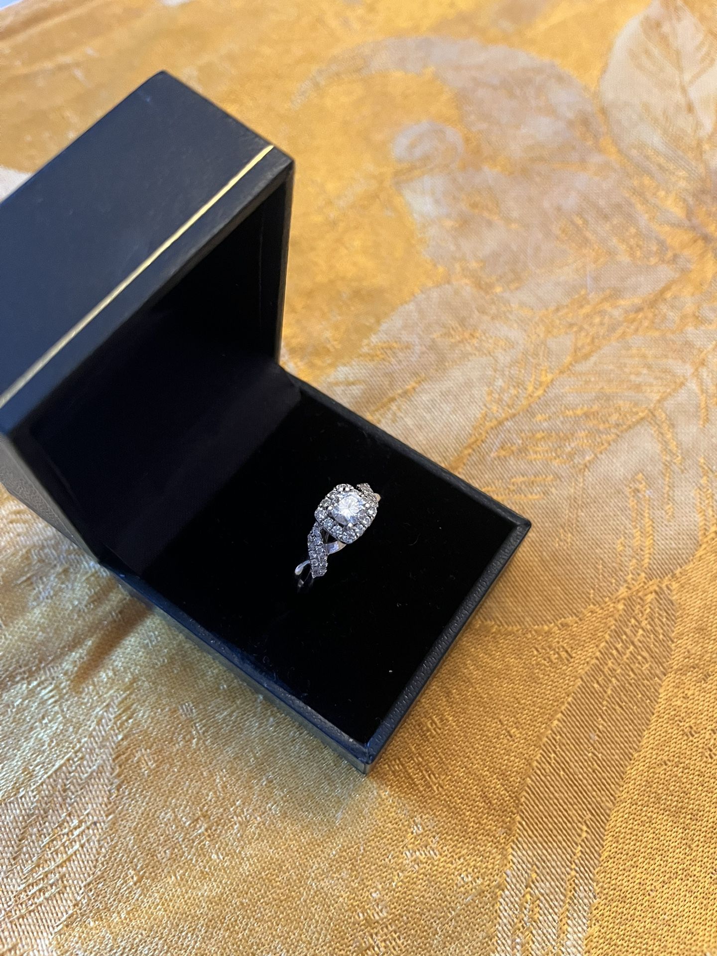 NEW GENUINE VERA WANG DIAMOND ENGAGEMENT RING. 💎.  14KT.  VERY THICK & HEAVY.  2 GENUINE SAPPHIRES  MSRP $3,499.99(SEE AD). XMAS SALE $999 💎OR BEST 