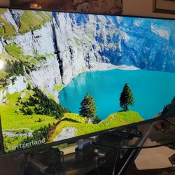 43" hisiense roku smart tv 4k great condition like new no scratch.  Great quality pic has remote 