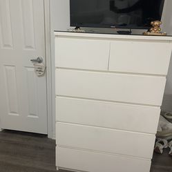 6 drawers Dresser /glass top