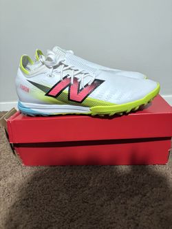 NEW BALANCE INDOOR SOCCER SHOES (NEGOTIABLE) SIZE 9