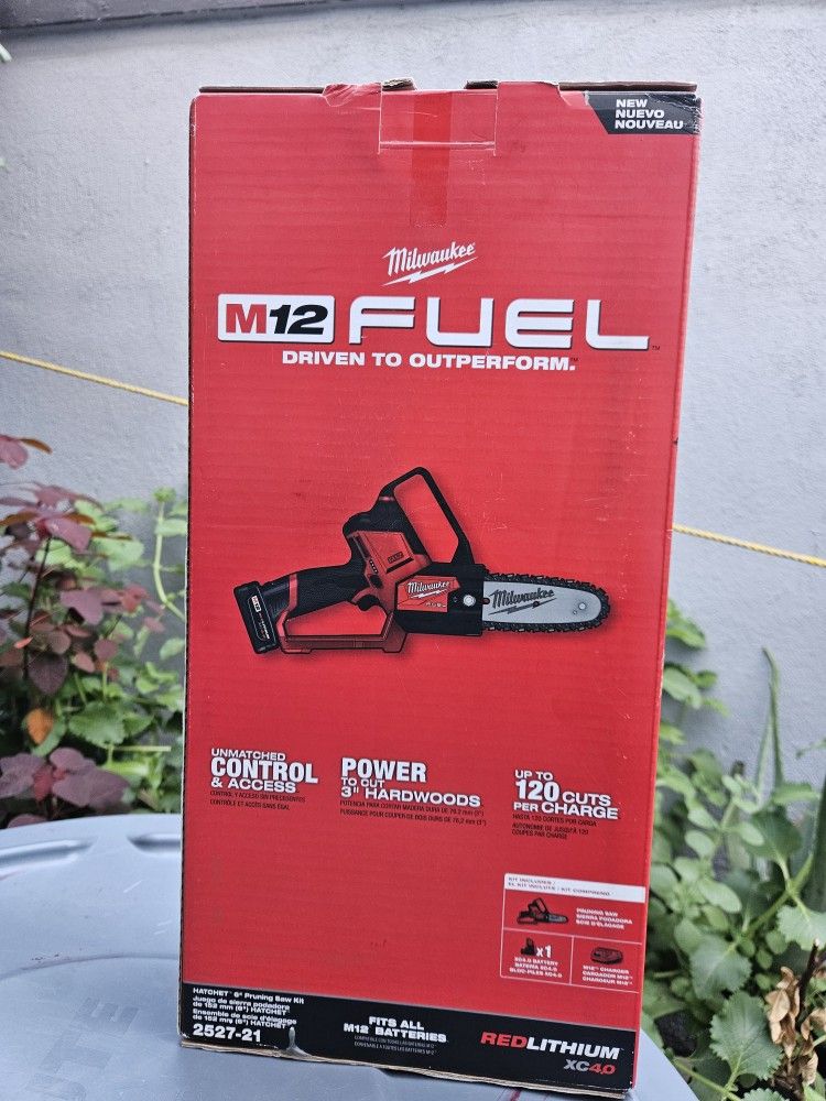 MILWAUKEE M12 FUEL HATCHET PRUNING CON BATERIA 4.0 Y CARGADOR
