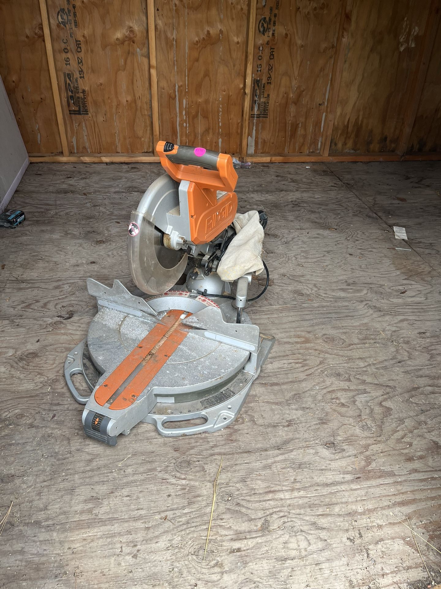 RIGID Corded Dual Bevel Miter Saw
