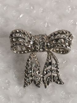 BOWTIE BROOCH SILVER TONE
