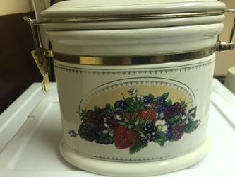 KNOTTS BERRY FARM CERAMIC CANISTER