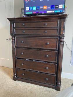 Dresser & Nightstand - Ashely Furniture 