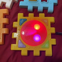 Activity Cube Educational Toy With Batteries * Babies  6 Mo - 1 Year * Good Condition * Firm $4.