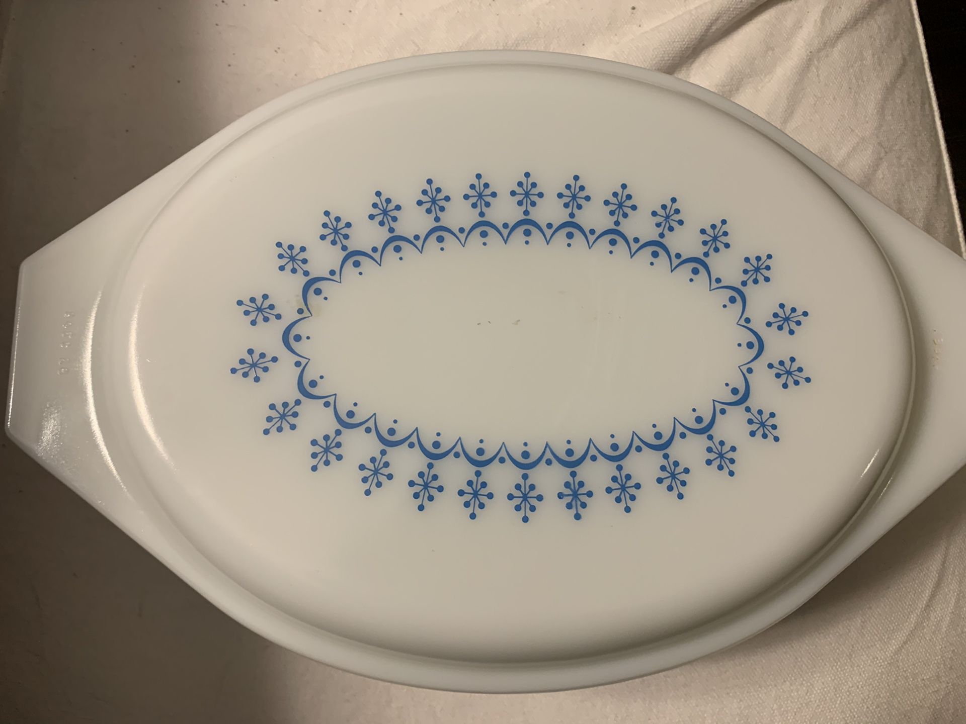 Vintage Pyrex “snowflake” pattern 2.5 quart baking dish