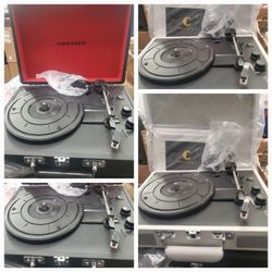 2 NEW CROSLEY CRUISER DELUXE PORTABLE TURNTABLE BUILT IN BLUETOOTH SPEAKERS WHITE AND BLACK $55 EACH 