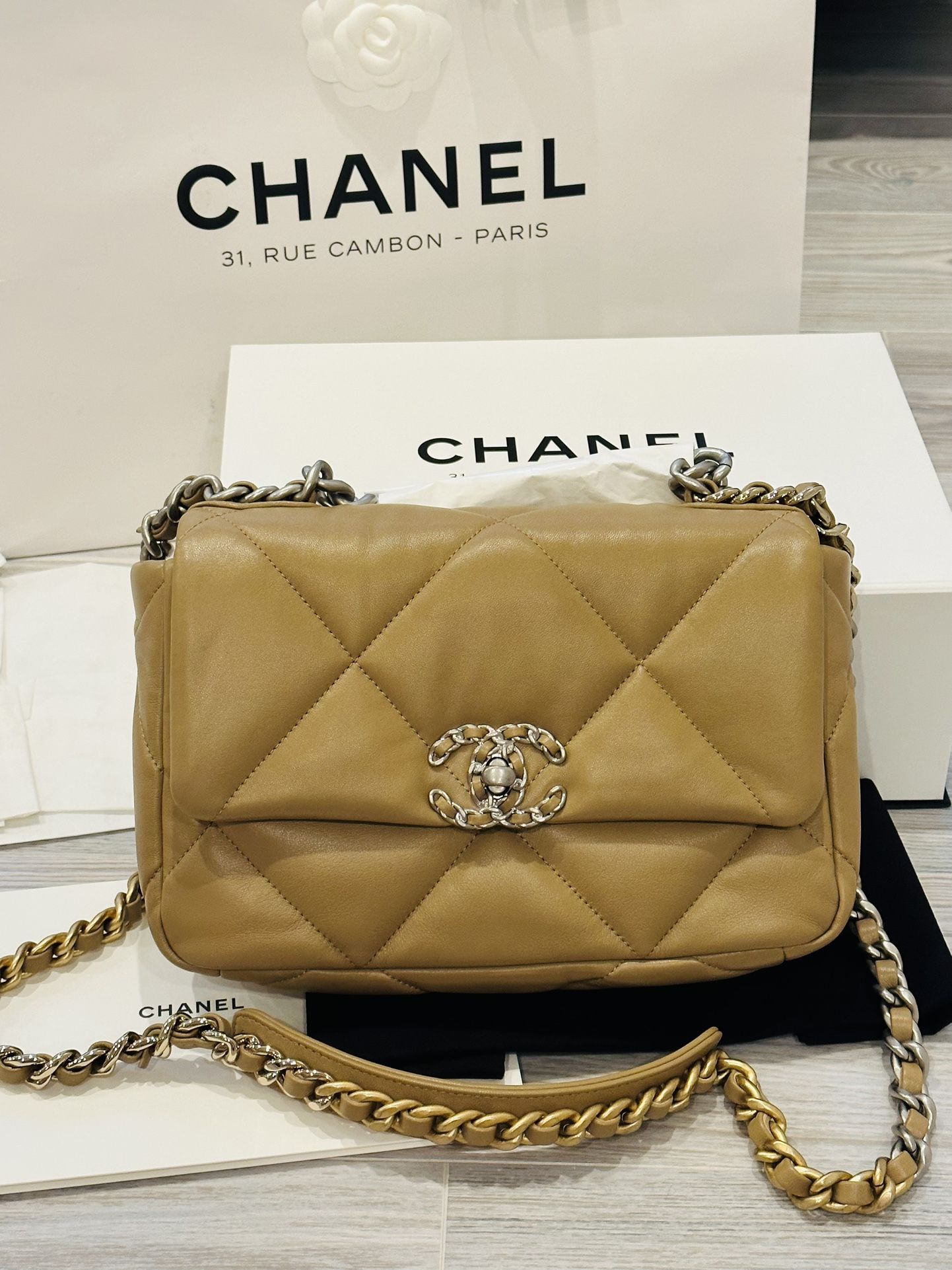 Chanel 19 Black Lambskin Large Crossbody Bag for Sale in Florence, KY -  OfferUp