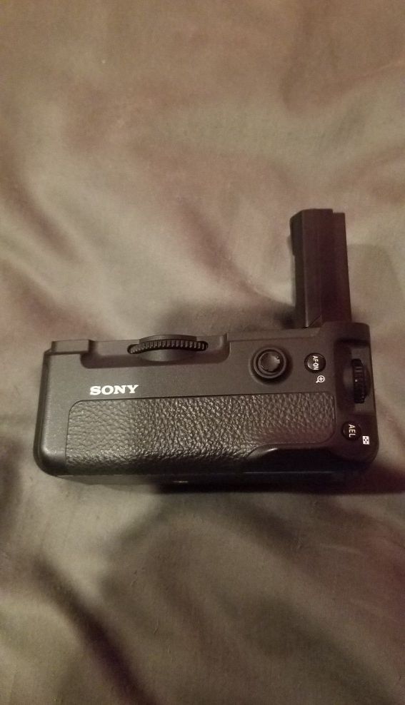 Sony VG3EM. Vertical grip for Sony A9, A7RIII, A7 III. $150.