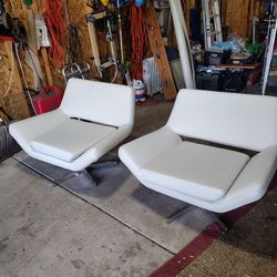 Set Of 2 Lounge Chairs 