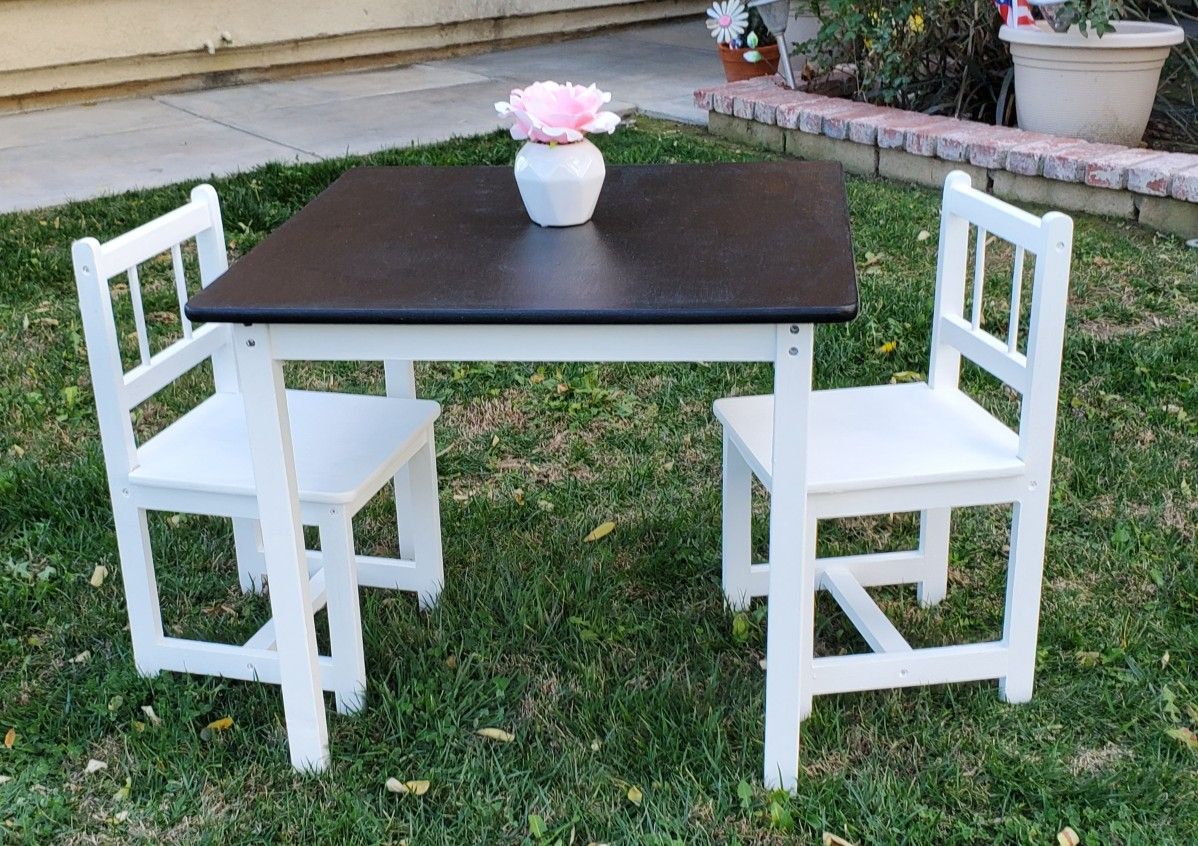 Black & white kids table w/2 chairs
