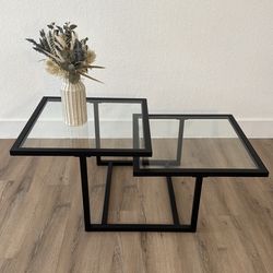 Multi tier glass coffee table w/ decorative flowers