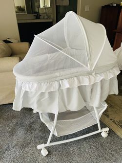 Baby Bassinet In Light Grey And White 