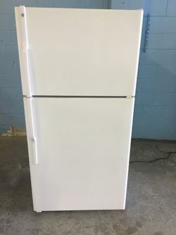 White GE 22 Cu Ft Refrigerator With Ice Maker