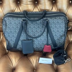NEW stickers FERRAGAMO Men's Nero/Gray Gancini-Print Weekender Duffel Travel Bag Red&Black Interior MSRP$1690