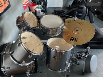 Ludwig 5pc Metallic Silver Drum set with stool.