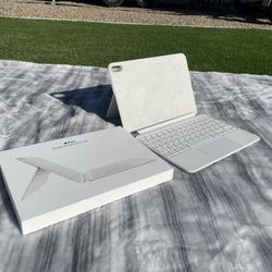 Selling this white Magic Keyboard folio for IPad A16