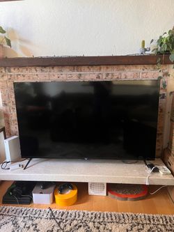 Roku 65” smart tv