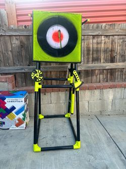 Throwing target game