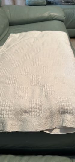 4 Twin Blankets & Bedding Sets - Nice heavy white bedding cover & sheets sets