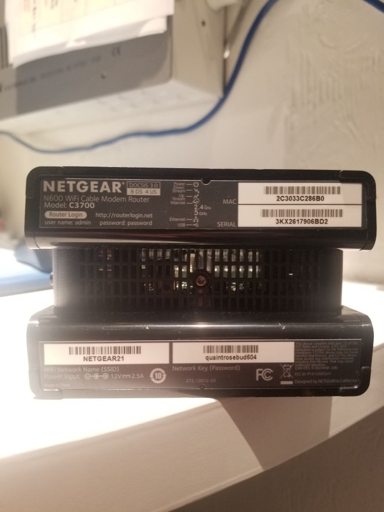 NETGEAR - Dual-Band N600 Router with 8 x 4 DOCSIS 3.0 Cable Modem - Black