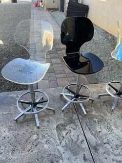 Barstools/Chairs (4) (100$ for 1 or 315$ for all 4)