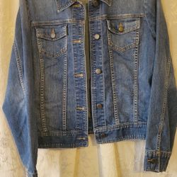 DENIM JACKET  SIZE M EN BUENAS CONDICIONES $12 FIRME CRUCES DE CALLE 7 AVENIDA Y GRAN AVENIDA 