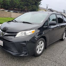 2019 Toyota Sienna LE Clean Title 