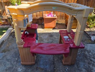 Toy kitchen