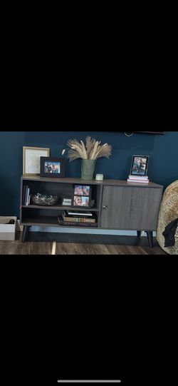 TV stand/ Entertainment Center