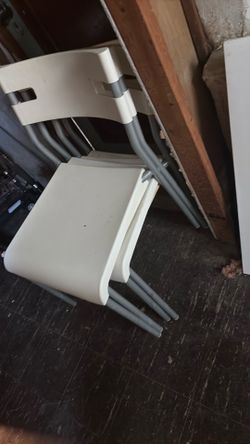 Free dinning table with 4 legs and 4 chairs