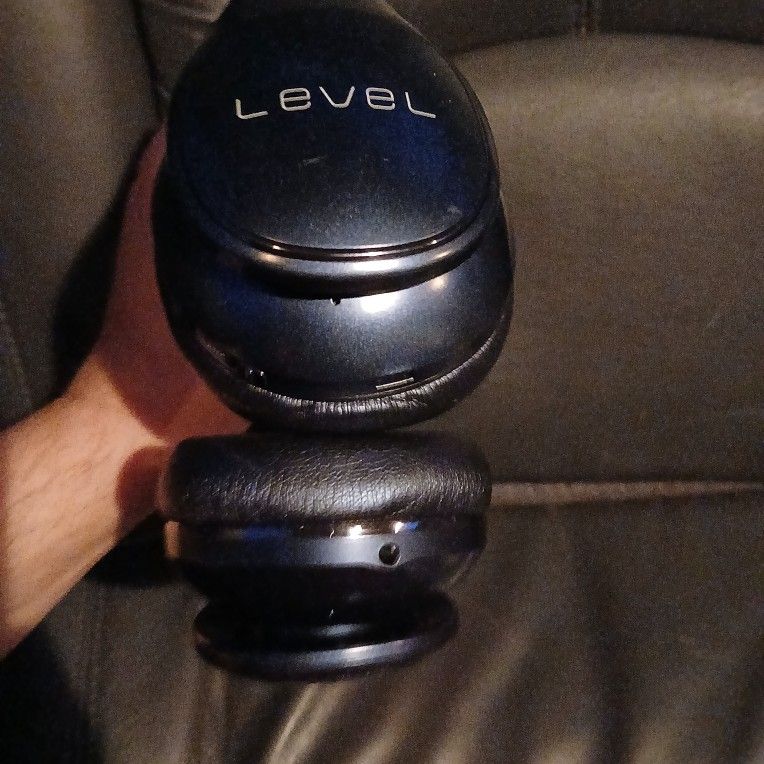 Samsung Level On Full Bluetooth Noise Canceling Water Resistant Headphones. Will Pair To Any IPhone Or Android Device.