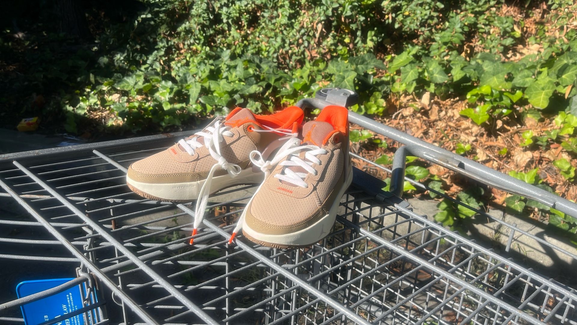 Jordan’s orange size 6 in youth
