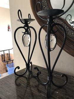 Candelabros de hierro con una bola de cristal