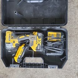 DeWalt 20v Cordless Impact Drill w/2 Batteries, a charger, and case