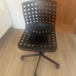 Black Swivel Desk Chair - Minimalist & Clean