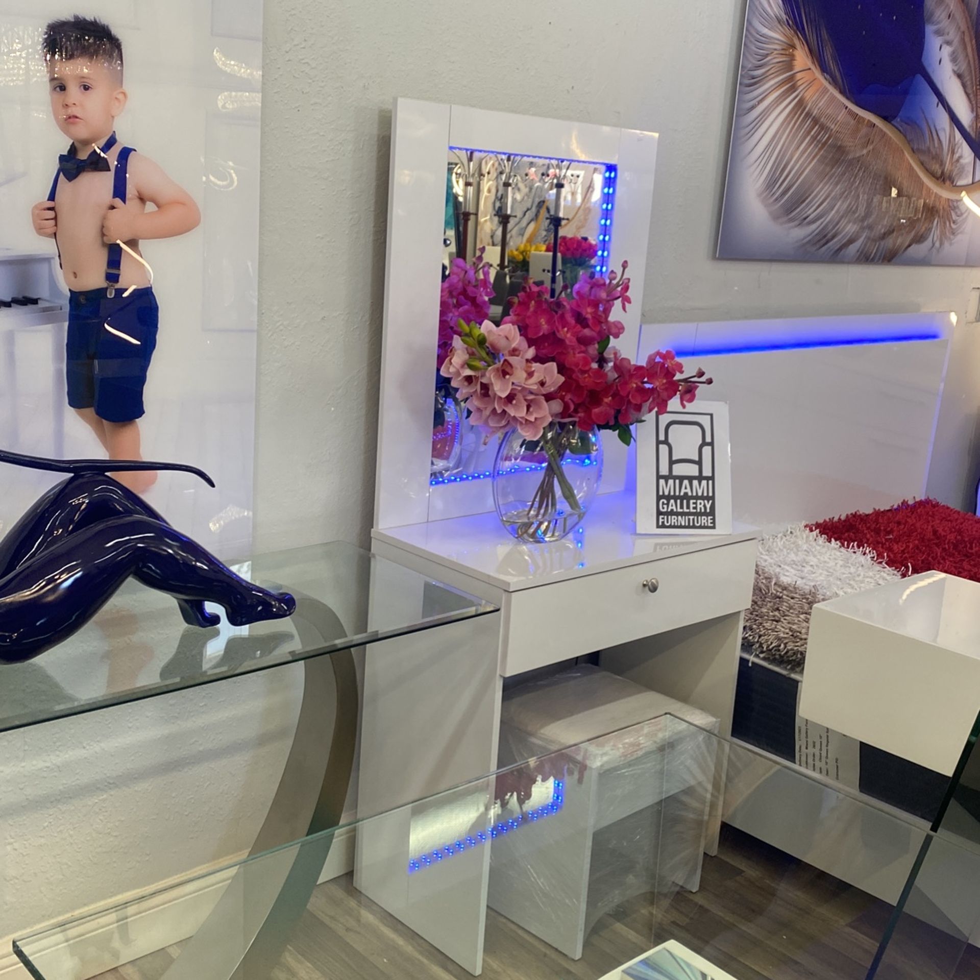 🍒 Vanity para maquillarse con luces led y banquetas . Tenemos Financiamiento . Tenemos Financiamiento