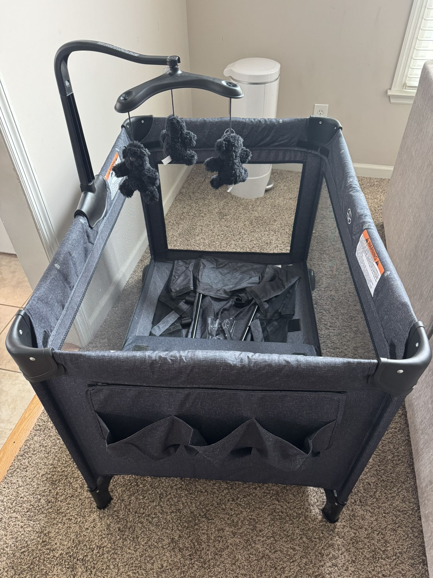 Gap Deluxe Play Yard W/ Bassinet