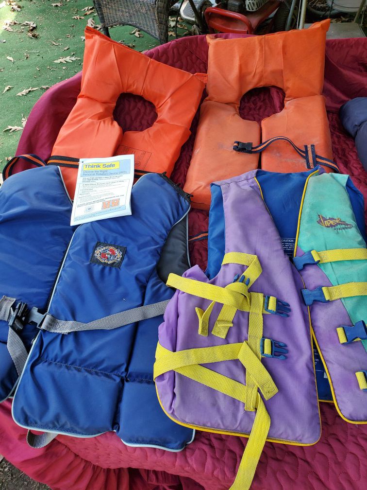 4 life jackets & 1 sleeping bag