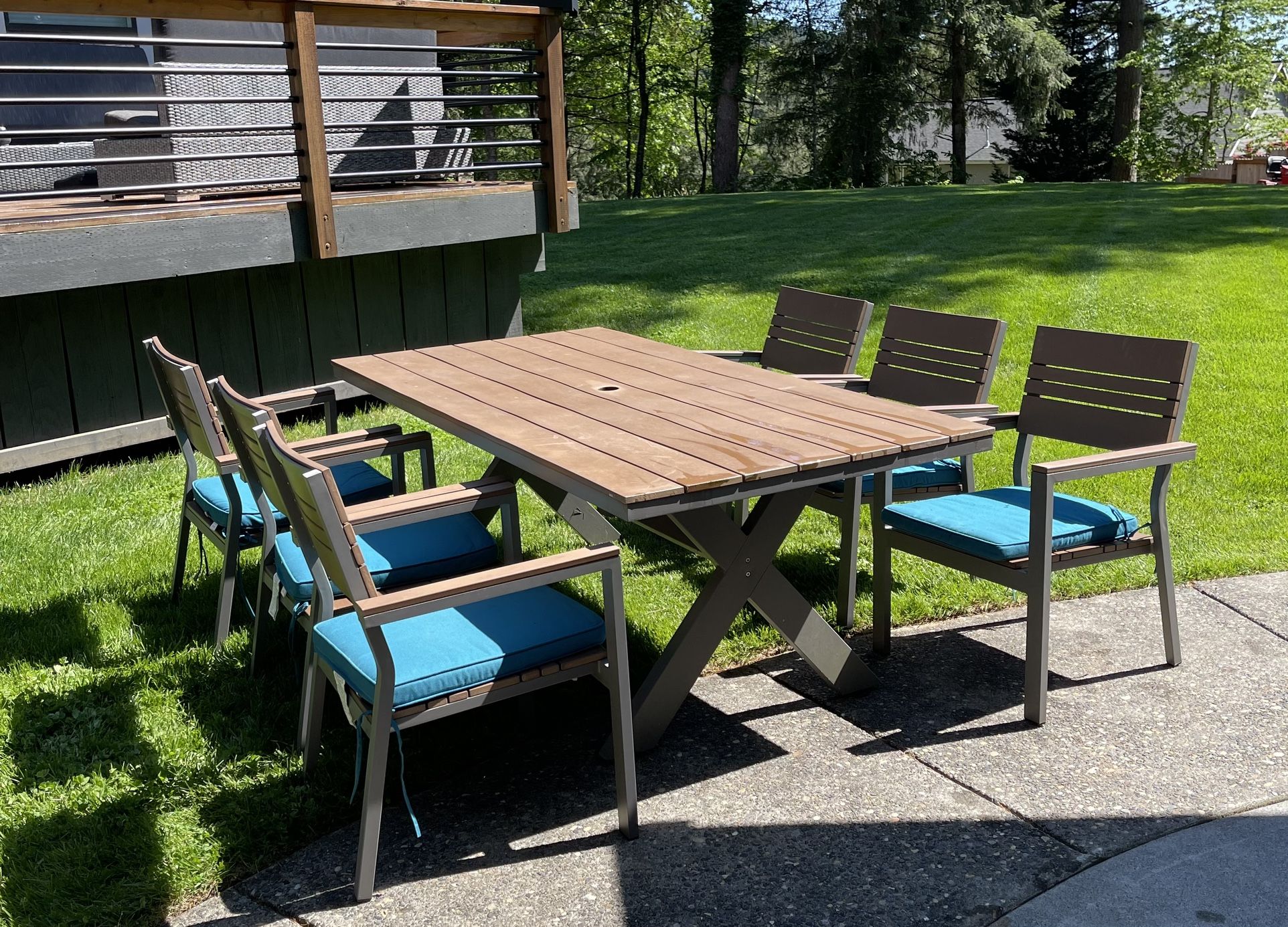 Patio Table And 6 Chairs