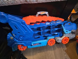 Hot Wheels T-rex tranporter
